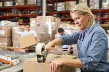 Komplex logistických služeb v oblasti outsourcovaného balení a skladování